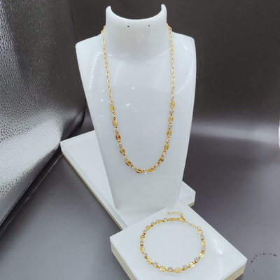 Chiếc tai nghe, vòng cổ, vòng đeo tay với vòng tròn cho phụ nữ